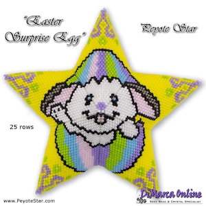 以下が含まれることがあります： カラフルなイースターエッグから白いウサギが顔を出している、黄色い星型のビーズのオーナメント。オーナメントは25列の高さで、「イースターサプライズエッグ」と「ペヨーテスター」と書かれています。