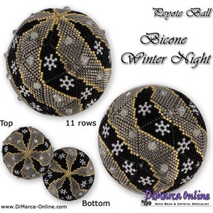 Op de afbeelding: Een zwarte, witte en zilveren kralenbal met een geometrisch patroon. De bal is gemaakt met de peyotesteek en is 11 rijen hoog. De bal is gelabeld "Bicone Winter Night".
