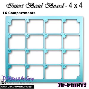 Puede incluir: Un tablero de cuentas cuadrado de color azul claro con 16 compartimentos, etiquetados con las letras A a P en las esquinas. El texto dice Insert Bead Board - 4 x 4, 16 Compartments, DiMarca Online, Patterns Seed Beads Crystals y 3D-PRINTS.