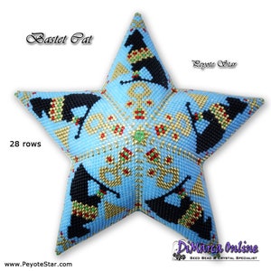 Puede incluir: Un adorno de cuentas azul en forma de estrella con un diseño de gatos negros y detalles dorados. El adorno tiene 28 filas de cuentas y tiene el texto "Bastet Cat" y "Peyote Star".