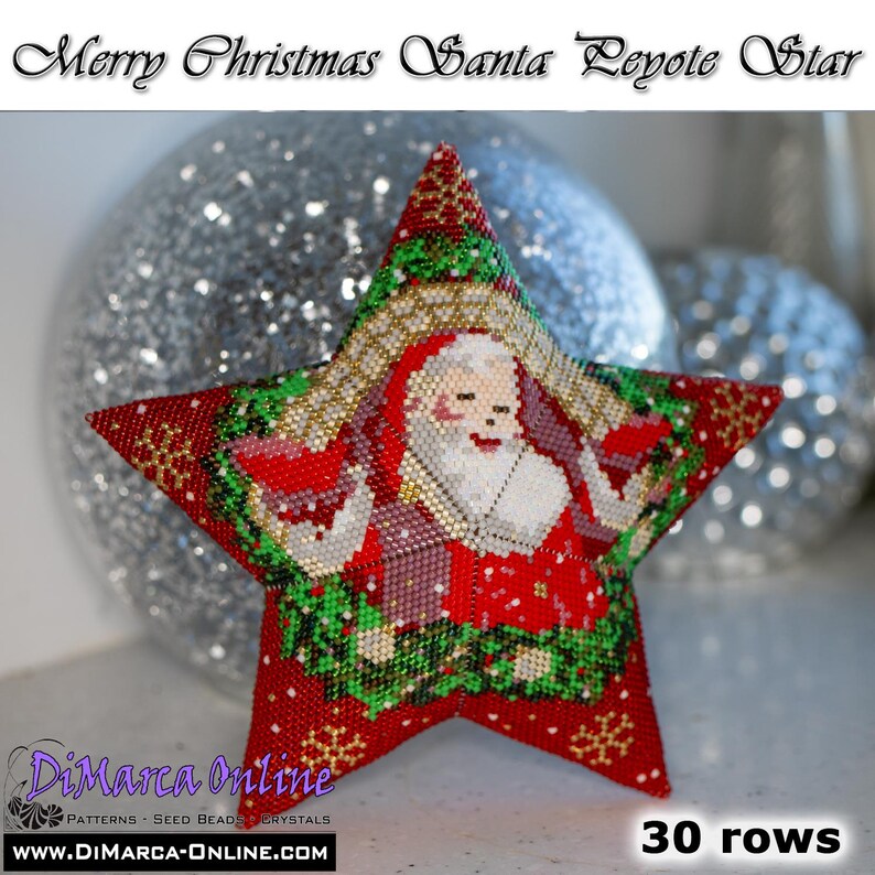 Pode incluir: Enfeite de estrela de Natal com contas, apresentando o Papai Noel. A estrela &eacute; vermelha com uma imagem detalhada do Papai Noel em seu traje vermelho e barba branca. O texto "Merry Christmas Santa Peyote Star" est&aacute; no topo. O enfeite &eacute; decorado com contas douradas, verdes e brancas.