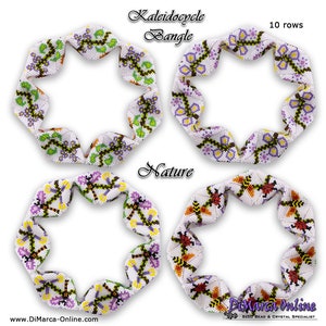 Puede incluir: Tres pulseras de cuentas con diferentes diseños. La pulsera superior presenta un patrón floral en tonos de morado, verde y blanco. La pulsera del medio presenta un patrón de libélula en tonos de amarillo, naranja y morado. La pulsera inferior presenta un patrón de libélula en tonos de rojo, naranja y blanco. Las pulseras están hechas con cuentas pequeñas y tienen 10 filas. El texto "Kaleidocycle Bangle" y "Nature" es visible en la imagen.