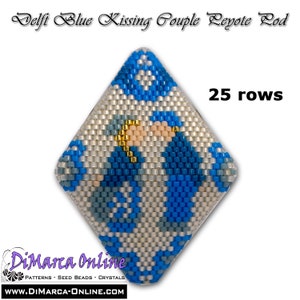 Pode incluir: Um cabochão Peyote em forma de diamante, com contas azuis Delft e prateadas. O design apresenta um casal a beijar-se em azul e dourado, com o texto "Delft Blue Kissing Couple Peyote Pod" e "25 filas". O logótipo e o endereço do site da DiMarca Online também são visíveis.