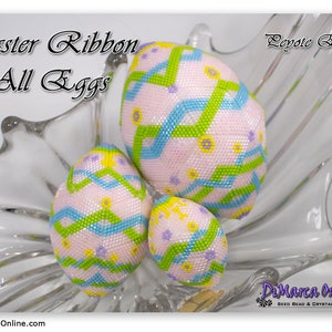 Puede incluir: Tres huevos de Pascua de cuentas en un cuenco de vidrio. Los huevos son de color rosa, blanco y verde con un diseño de cinta. El texto "Easter Ribbon All Eggs" está en la parte superior de la imagen y "Peyote Egg" está en la parte superior derecha.