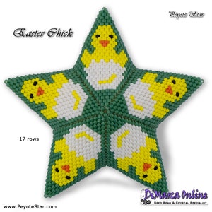 Peut inclure: Une étoile verte en perles avec cinq poussins jaunes dans des œufs. L'ornement est composé de 17 rangées de perles et porte le texte "Easter Chick" et "Peyote Star".