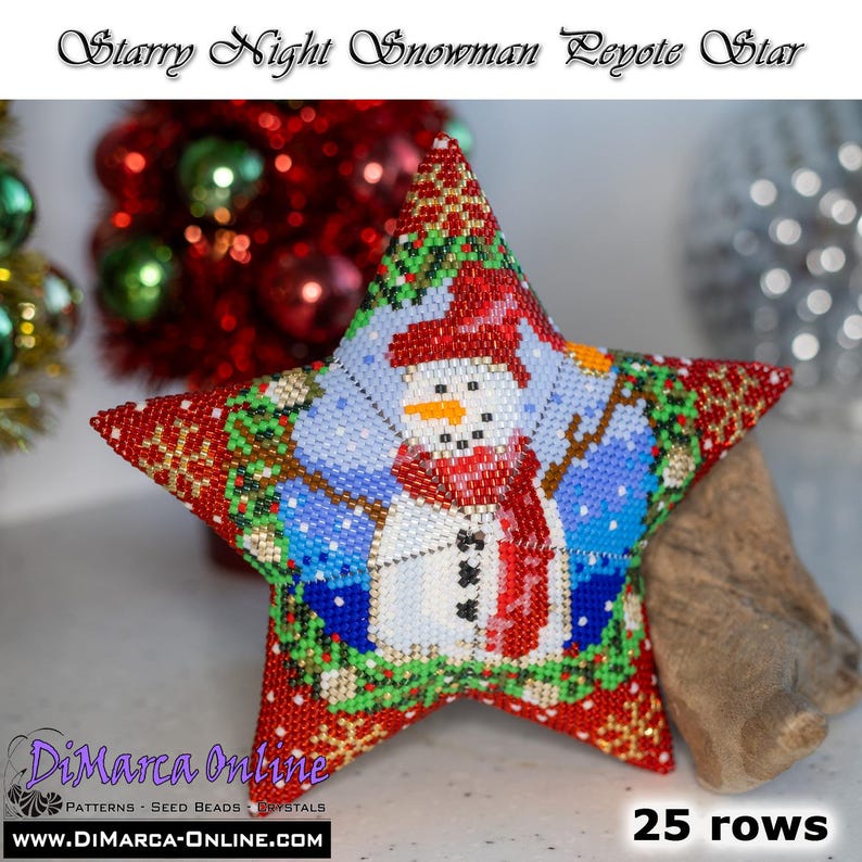 Pode incluir: Um enfeite de estrela de contas com um desenho de boneco de neve. A estrela tem uma borda vermelha e uma imagem central de um boneco de neve usando um chap&eacute;u e cachecol vermelhos. O fundo &eacute; azul claro com flocos de neve. O texto "Starry Night Snowman Peyote Star" est&aacute; no topo.