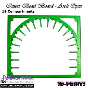 Peut inclure: Un plateau à perles carré vert vif doté d'une découpe en forme d'arche avec 19 compartiments sur le bord intérieur. Le texte Insert Bead Board - Arch Open et 19 Compartments est imprimé au-dessus, avec des logos de marque en bas.