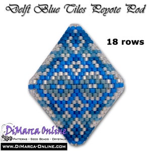 Op de afbeelding: Een blauwe en witte kralen peyote pod met 18 rijen. De pod is diamantvormig en heeft een geometrisch patroon. De tekst "Delft Blue Tiles Peyote Pod" staat bovenaan de afbeelding en de tekst "18 rows" staat rechts in de afbeelding.