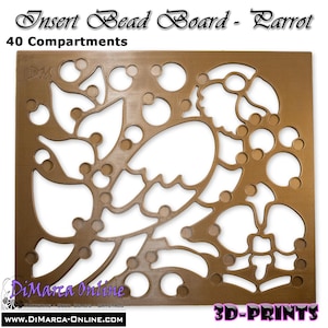 Könnte beinhalten: Ein rechteckiges braunes Perlenbrett mit Papageienmotiv und 40 Fächern. Der Text "Insert Bead Board - Parrot" und "40 Compartments" steht über dem Brett, mit den Logos "DiMarca Online" und "3D-PRINTS" darunter.