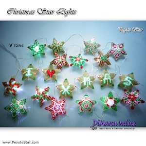 Puede incluir: Una cadena de nueve filas de adornos de estrellas de cuentas con luces LED. Las estrellas son verdes, rojas y doradas con detalles blancos. Las estrellas deletrean "Navidad".