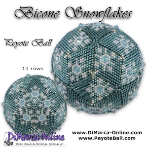 Può includere: Un motivo di perline a peyote a forma di sfera, di colore turchese e bianco, con un disegno a fiocco di neve. Il motivo si chiama "Bicone Snowflakes" ed è realizzato con 11 file di perline.