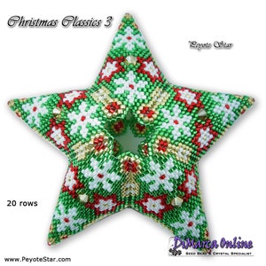 Puede incluir: Un adorno de estrella de cuentas verdes, rojas y doradas con un patrón de flores blancas. El adorno tiene 20 filas de cuentas y está etiquetado como "Christmas Classics 3" y "Peyote Star".