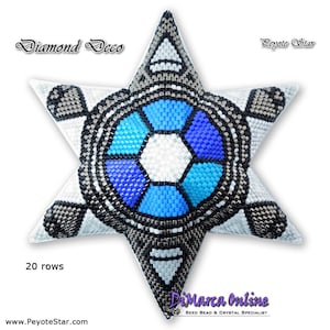 Pode incluir: Um ornamento de contas em forma de estrela branca com um design geométrico azul, turquesa e preto no centro. O ornamento tem 20 fileiras de contas e tem o texto "Diamond Deco" e "Peyote Star" nele.