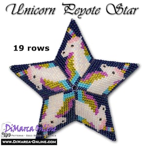 Peut inclure: Une étoile en perles ornementale avec un motif de licorne dans des tons de blanc, bleu, violet et or. L'étoile est composée de 19 rangées et a un fond bleu foncé. Le texte "Unicorn Peyote Star" est en haut de l'image et "19 rows" est en dessous de l'étoile.