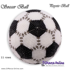 Può includere: Un pallone da calcio bianco e nero fatto di perline. Il pallone è alto 11 file e ha un accento argentato attorno a ogni pannello. Il pallone è un design a punto peyote.