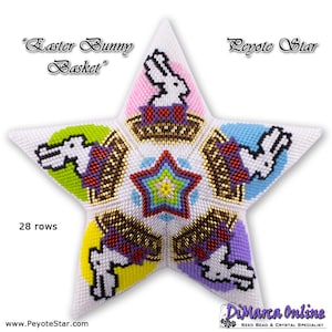 以下が含まれることがあります： 中央に星形のデザイン、周囲にバスケットに入ったウサギが4匹いる、白い星形のビーズのオーナメント。画像の上部に「Easter Bunny Basket」と「Peyote Star」の文字。画像の左下に「28 rows」の文字。画像の左下に「www.PeyoteStar.com」の文字。画像の右下に「DiMarca Online SEED BEAD & CRYSTAL SPECIALIST」の文字。