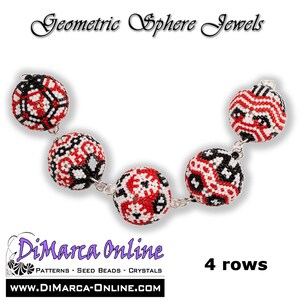 Puede incluir: Un collar con cuatro cuentas esféricas geométricas de color rojo, blanco y negro conectadas por cadenas plateadas. El collar está etiquetado como "Geometric Sphere Jewels" y "DiMarca Online" con la dirección del sitio web "www.DiMarca-Online.com". El texto "4 filas" también está incluido en la imagen.