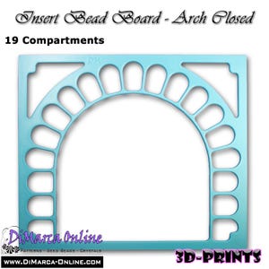 Könnte beinhalten: Ein hellblaues, quadratisches Perlenbrett mit einem Bogendesign und 19 Fächern. Der Text "Insert Bead Board - Arch Closed" und "19 Compartments" steht über dem Brett, mit "DiMarca Online" und "3D-PRINTS" Branding darunter.