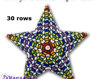 Puede incluir: Una estrella de cuentas colorida con un patrón geométrico en varios colores, incluyendo rojo, amarillo, azul y verde. Se ve el texto "Colourful Illusion 2 Peyote Star" y "30 filas". Es un artículo artesanal.