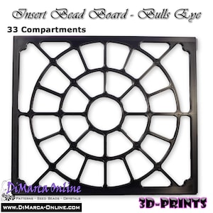Può includere: Un vassoio per perline quadrato nero con un motivo a occhio di bue dotato di 33 scomparti. Il testo recita Insert Bead Board - Bulls Eye, 33 Compartments, DiMarca Online, Patterns - Seed Beads - Crystals, www.DiMarca-Online.com e 3D-PRINTS.