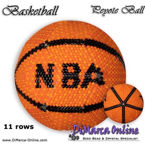 Puede incluir: Un balón de baloncesto de cuentas con las letras "NBA" en cuentas negras sobre un fondo naranja y negro. El balón de baloncesto tiene 11 filas de cuentas y es un patrón de punto de peyote.