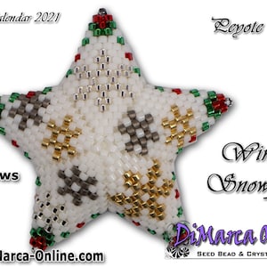 以下が含まれることがあります： 金、銀、緑、赤のビーズでできた白い星形のビーズ飾り。飾りにはビーズが10列あり、上部に吊り下げ用のループが付いています。白い背景には「Leyote Star」と「Winter Snowflakes」の文字が書かれています。