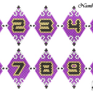 Puede incluir: Un conjunto de diez patrones de abalorios de punto de peyote morado y blanco para los números del 1 al 10. Los números están delineados en negro y rellenos con cuentas amarillas.