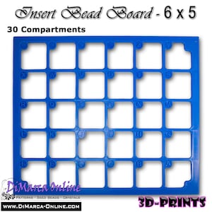 Puede incluir: Un tablero de cuentas de plástico azul con 30 compartimentos cuadrados dispuestos en una cuadrícula de 6 por 5. Cada esquina del compartimento está marcada con una letra de la A a la Z. El texto Insert Bead Board - 6 x 5 y 30 Compartments aparece.