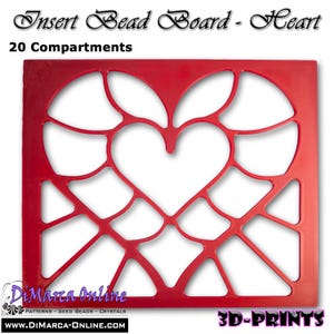 Peut inclure: Un plateau de perles rectangulaire rouge avec un motif en forme de cœur comportant 20 compartiments. Le texte "Insert Bead Board - Heart" et "20 Compartments" est imprimé au-dessus, avec "DiMarca Online" et "3D-PRINTS" en bas.