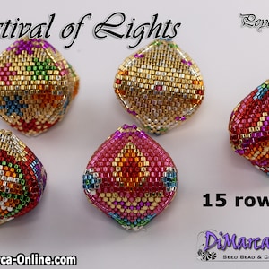 Puede incluir: Cinco adornos cuadrados de cuentas de colores con detalles dorados. Los adornos están hechos con cuentas de semillas y tienen 15 filas de alto. El texto "Festival of Lights" y "Peyote Pod" está en la parte superior de la imagen. El texto "15 rows" está en la parte inferior de la imagen. El texto "DiMarca Online" está en la parte inferior derecha de la imagen.