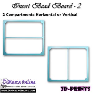 Peut inclure: Deux inserts de plateau à perles rectangulaires bleu clair avec deux compartiments chacun. Le texte indique : Insert Bead Board - 2, 2 Compartments Horizontal or Vertical, DiMarca Online, PATTERNS SEED BEADS CRYSTALS, WWW.DIMARCA-ONLINE.COM, 3D-PRINTS.