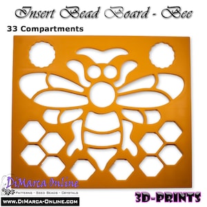 Puede incluir: Un tablero para cuentas rectangular de color naranja brillante con un diseño central recortado de abeja rodeado de compartimentos hexagonales en forma de panal. El tablero incluye 33 compartimentos y el texto Insert Bead Board - Bee.