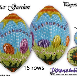 Puede incluir: Un huevo de Pascua de cuentas con fondo azul, hierba verde y huevos de colores. El huevo tiene 15 filas de alto y es un patrón de punto de peyote. También se muestra la parte superior e inferior del huevo.
