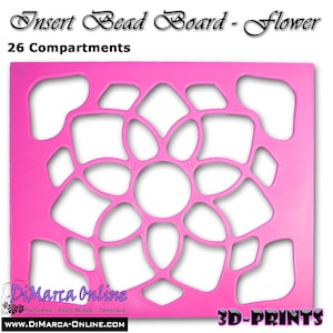 Könnte beinhalten: Ein leuchtend pinkfarbenes, rechteckiges Perlenbrett mit einem blumenförmigen Ausschnittmuster und 26 Fächern. Der Text "Insert Bead Board - Flower" und "26 Compartments" steht oben, "DiMarca Online" und "3D-PRINTS" sind unten zu sehen.