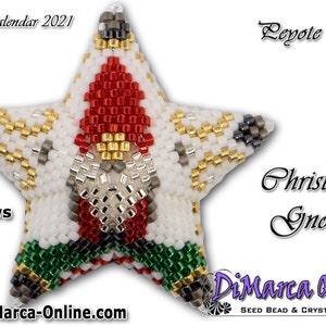 Puede incluir: Un adorno de cuentas blanco en forma de estrella con un diseño de gnomo navideño rojo, blanco y verde. El adorno tiene 10 filas de cuentas y está etiquetado como "Leyote Star Christmas Gnome".