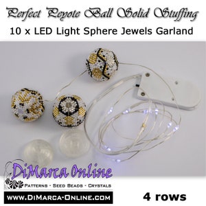Puede incluir: Un conjunto de 10 luces LED blancas con una batería y 3 esferas de cuentas doradas y negras. Las luces están enhebradas juntas en una guirnalda con 4 filas de luces. El texto "Perfect Peyote Ball Solid Stuffing 10 x LED Light Sphere Jewels Garland" está en la parte superior de la imagen. El texto "DiMarca Online PATTERNS SEED BEADS CRYSTALS www.DIMARCA-ONLINE.COM 4 rows" está en la parte inferior de la imagen.