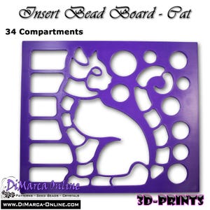 Peut inclure: Un plateau à perles violet avec un motif en forme de chat et 34 compartiments. Le texte indique Insert Bead Board - Cat, 34 Compartments, DiMarca Online, Patterns - Seed Beads - Crystals, www.DiMarca-Online.com et 3D-PRINTS.
