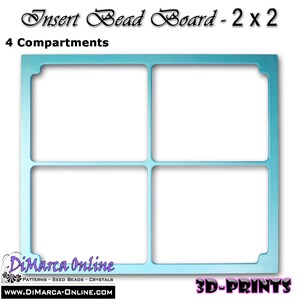 Può includere: Un vassoio per perline quadrato di colore azzurro con quattro scomparti uguali. Il testo "Insert Bead Board - 2 x 2" e "4 Compartments" appare in alto, con il marchio "DiMarca Online" e "3D-PRINTS" riportato nella parte inferiore.