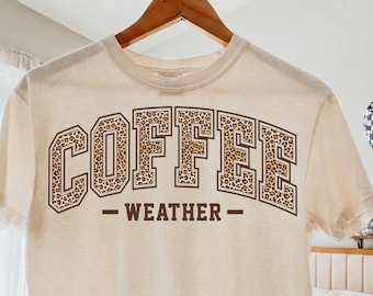 PNG de clima cafetero, diseño de camiseta retro para amantes del café de otoño, PNG de otoño con especias de calabaza, PNG de sublimación de temporada acogedora, descarga de gráficos lindos de otoño