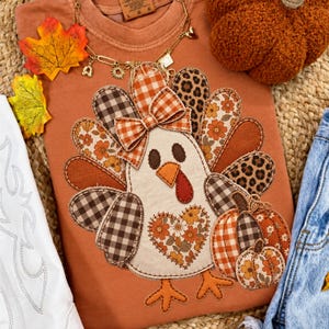 Patchwork-Truthahn (PNG), Thanksgiving-Truthahn-Sublimationsdruck, Truthahn mit Leopardenkaromuster und Blumenmuster, verspielte Schleife, Kürbis-Herbst-Shirt-Design, Herbstgrafik