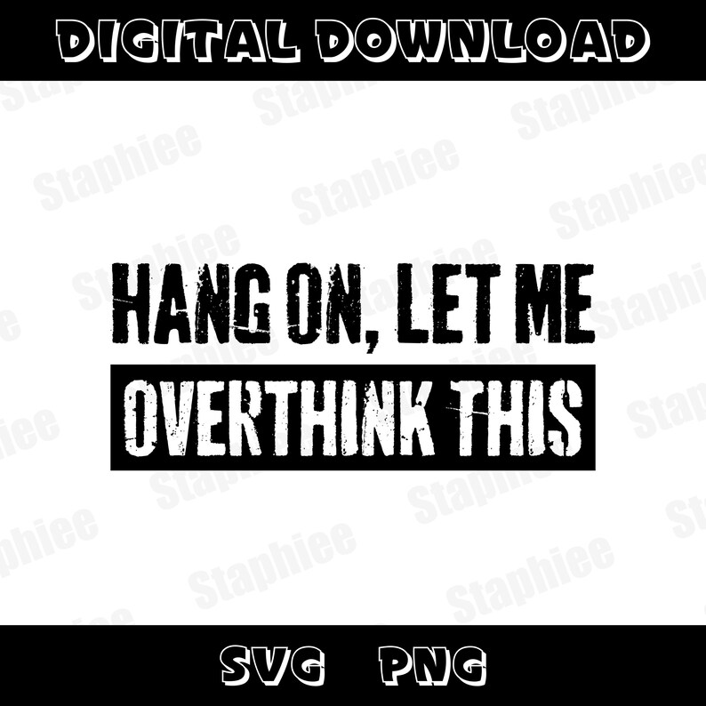 Op de afbeelding: Een zwart-wit digitale download afbeelding met de tekst "HANG ON, LET ME OVERTHINK THIS." De woorden zijn in een vet, versleten lettertype. De bovenkant van de afbeelding luidt "DIGITAL DOWNLOAD" en de onderkant luidt "SVG PNG."
