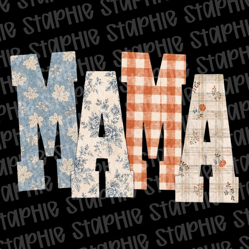 以下が含まれることがあります： 大きなブロック体で書かれた「MAMA」という文字。最初のMは青い葉の模様、Aは青い花柄、2番目のMはオレンジと白のギンガムチェック、最後のAは小さなカボチャが描かれたベージュのチェック柄で構成されています。