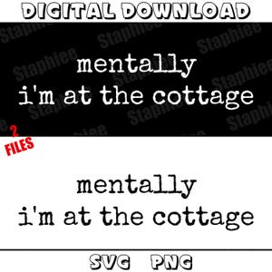 Puede incluir: Gr&aacute;fico de descarga digital con el texto "mentally I'm at the cottage" en fuente de m&aacute;quina de escribir. El dise&ntilde;o est&aacute; disponible en formatos SVG y PNG. La mitad superior es negra con texto blanco, la mitad inferior es blanca con texto negro.