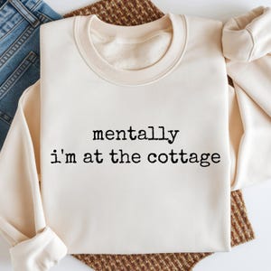Mentalmente estoy en la cabaña SVG PNG, diseño de camiseta estética BookTok, camiseta de regalo para lector de romance acogedor, camiseta de aficionado al hockey Png imagen 6