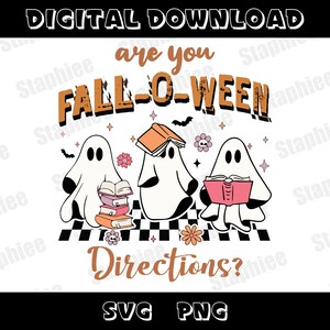 Könnte beinhalten: Digitaler Download-Grafik mit drei Cartoon-Geistern, die Bücher lesen, mit dem Text "are you FALL-O-WEEN Directions?" in Orange und Braun. Enthält Fledermäuse, Blumen und Sterne auf einem schwarz-weiß karierten Hintergrund. SVG- und PNG-Dateiformate.