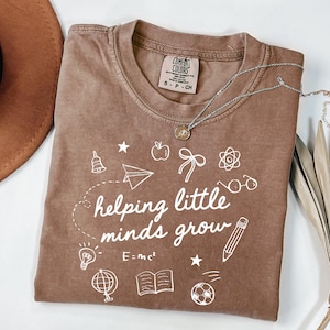 Helping Little Minds Grow PNG, Coquette Teacher Name SVG, Coquette Pencil Bow Png, Trendy Back to School Png,Teacher Appreciation Gift Shirt