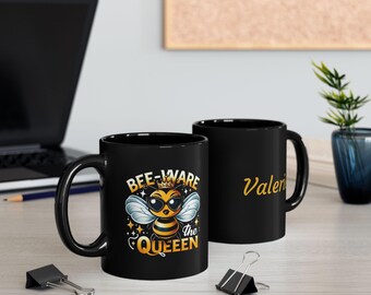Caneca de café personalizada com estampa de abelha rainha e design divertido.