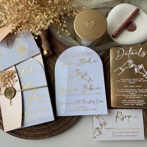 Bogen Weiße Acrylhochzeitseinladungen mit Champagner-Farbumschlag, kundenspezifische Quinceanera Einladungskarten mit Goldfolien-Druck