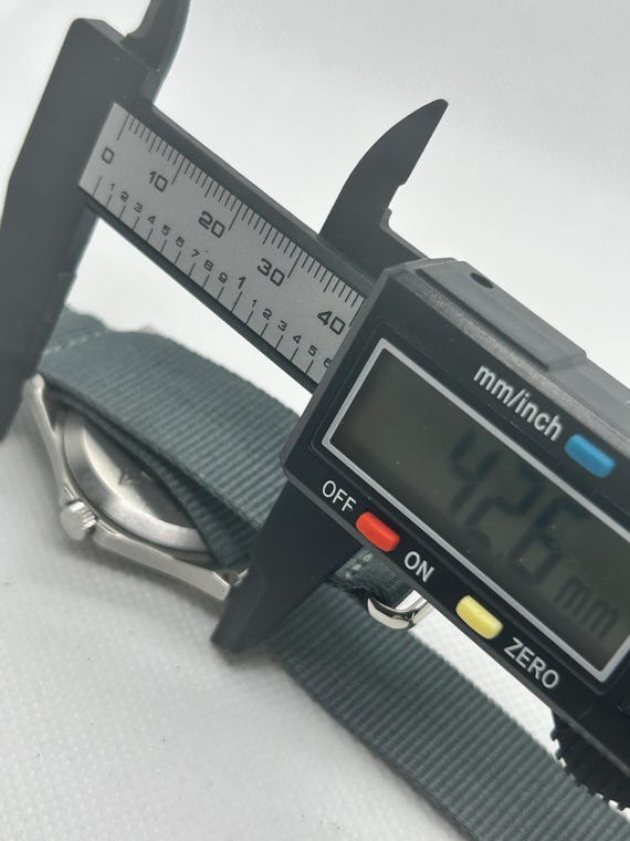 British Military issue CWC w10 2004 quartz watch - image 6