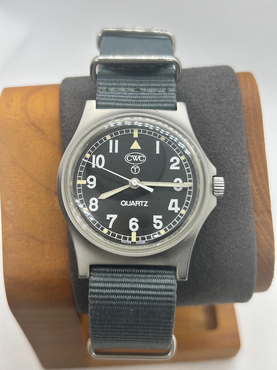 British Military issue CWC w10 2004 quartz watch - image 2